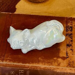 Fenton Glass Cat Figurine Iridescent Opalescent (Pearl / Mother-of-Pearl finish)